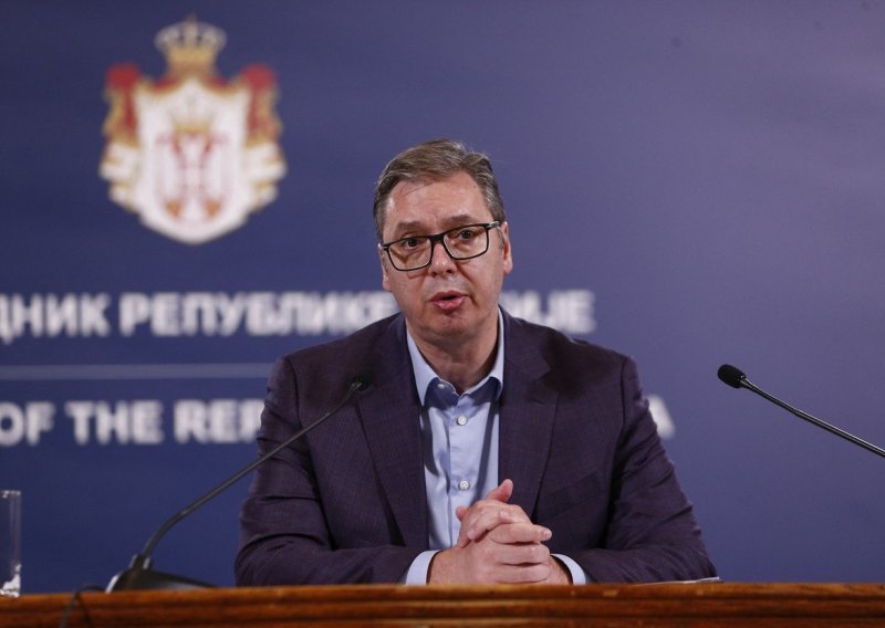 Vučić raspisao prijevremene parlamentarne izbore