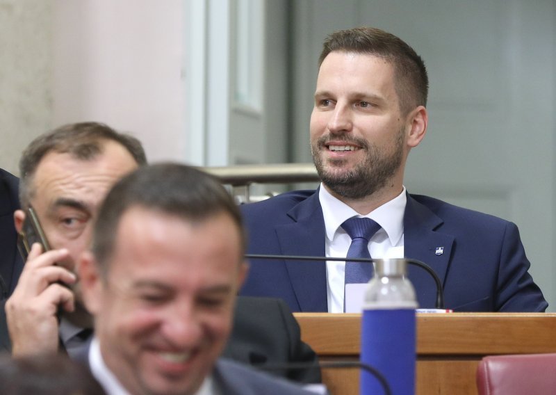 U saborske klupe se vratio osječki gradonačelnik Ivan Radić
