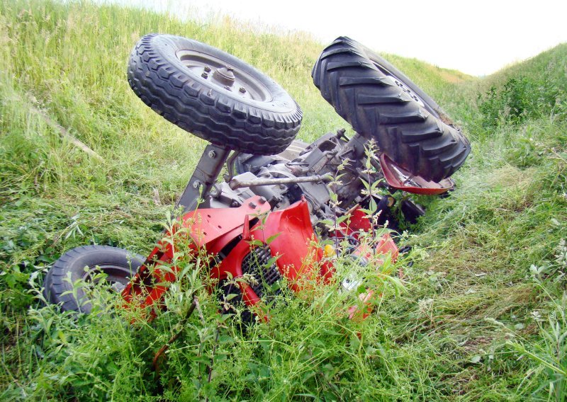 Prevrnuo se traktor kod Ivanca; poginuo 40-godišnjak