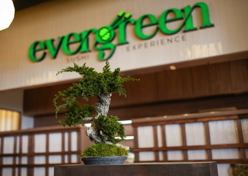Novouređeni interijer Evergreen - sushi experience restorana spoj je japanske tradicije i suvremenog dizajna
