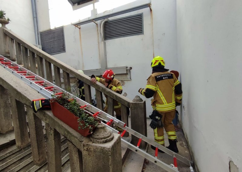 Vatrogasci izvlačili stanare iz urušenog stubišta zgrade na Rabu
