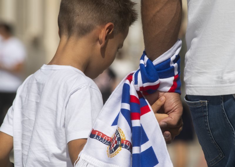 Split na nogama; pogledajte kako su navijači reagirali na dolazak Hajdukovog autobusa