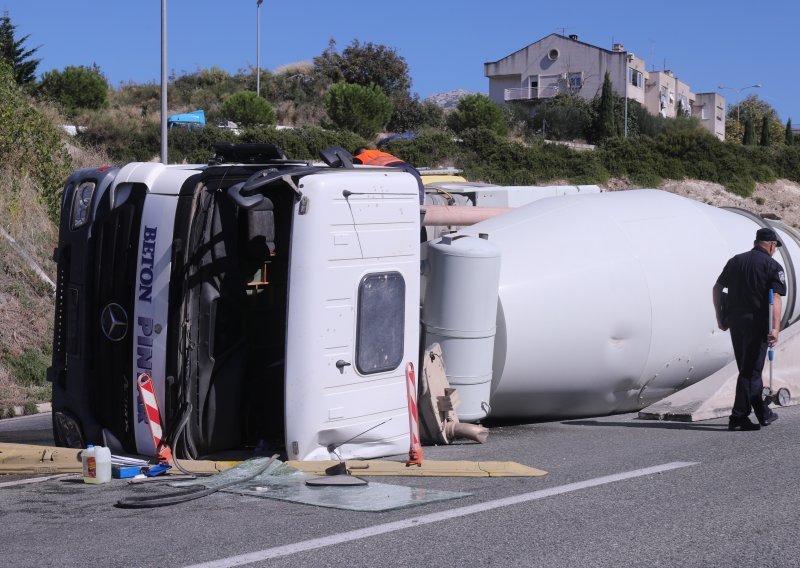 Na brzoj cesti prema Splitu prevrnula se miješalica, vozač u bolnici