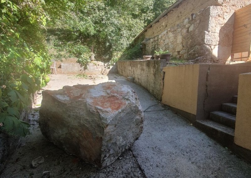 Potres kod Gruda izazvao štetu, stijena se urušila u dvorište kuće