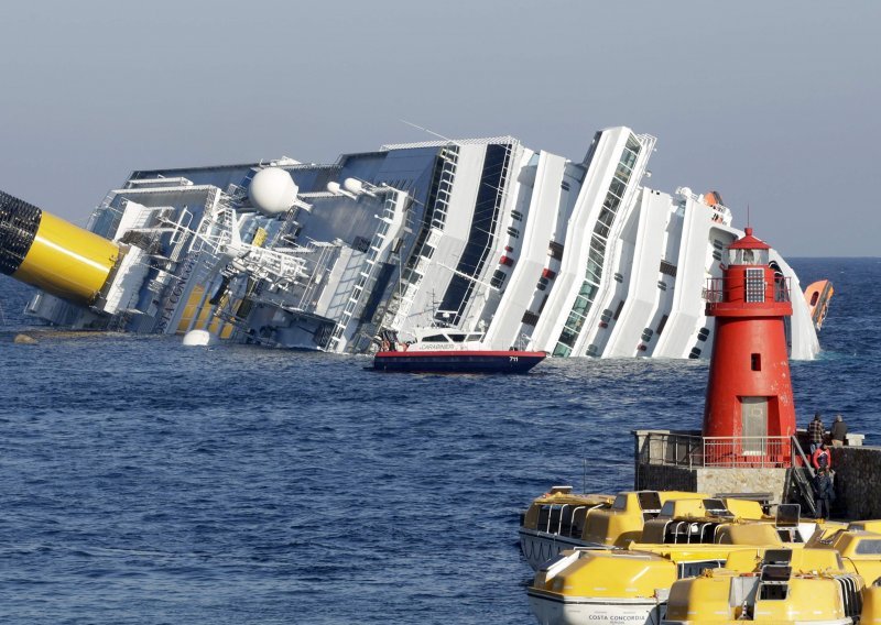 Costa Concordia klizi prema dnu mora!