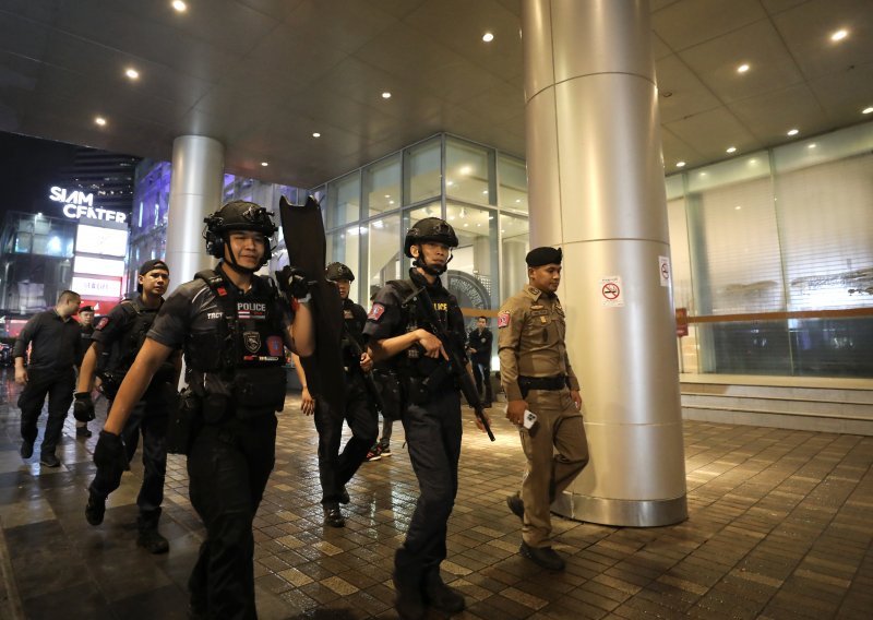 Dvoje mrtvih u pucnjavi u trgovačkom centru u Bangkoku, uhićen tinejdžer