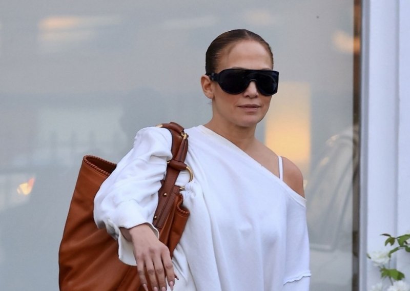 Jennifer Lopez ležernu kombinaciju upotpunila trendi torbom i  tenisicama koje svi sad nose