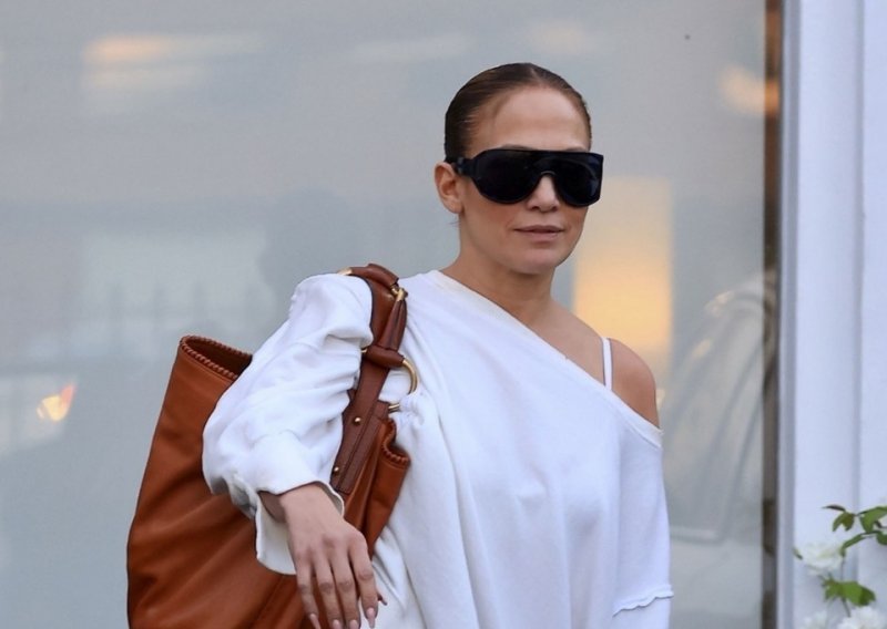 Jennifer Lopez ležernu kombinaciju upotpunila trendi torbom i tenisicama koje svi sad nose