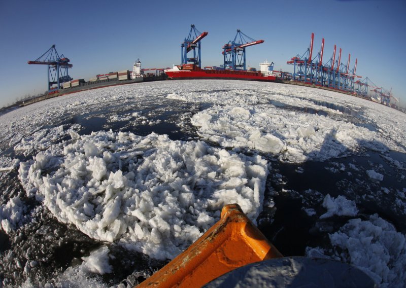 Kineski ledolomac nije uspio stići do ruskog broda zarobljenog u ledu