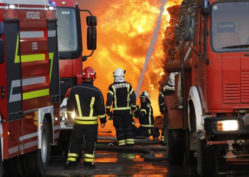 Požar u Osijeku i dalje divlja, evo što su vatrogasci izvukli iz objekta na deponiju