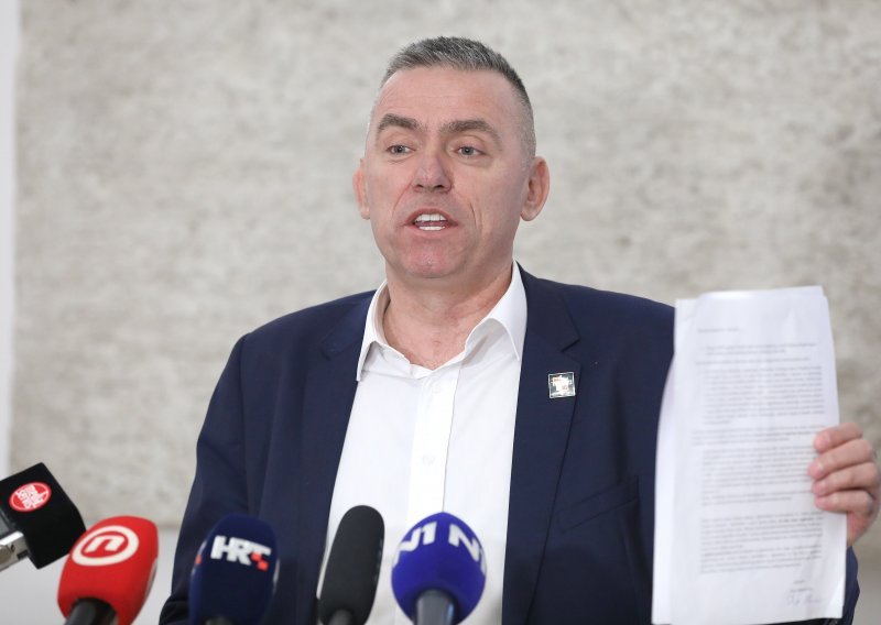 Mlinarić nije uspio skupiti potpise za zabranu zvijezde petokrake, prozvao HDZ i Most