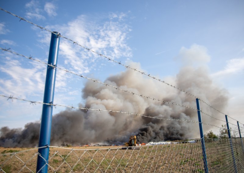 Vatrogasci se i dalje bore s požarom: 'Dim sada ide prema Osijeku'