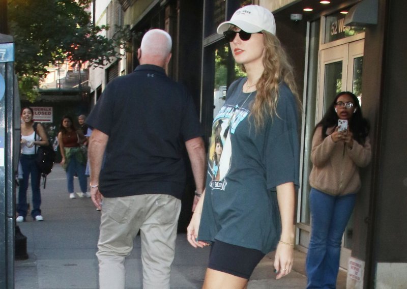 Ležernu kombinaciju Taylor Swift upotpunila je novim modelom tenisica New Balance