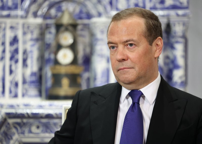 Medvedev čestitao Dodiku: Provodite uravnoteženu i mudru politiku