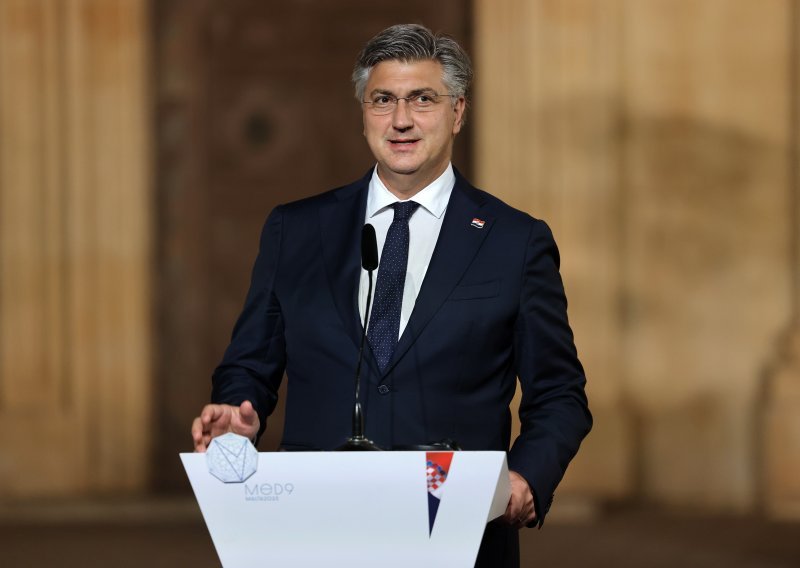 Plenković iz Španjolske: Predsjednik namjerno i svjesno propustio potpisati novi zakon