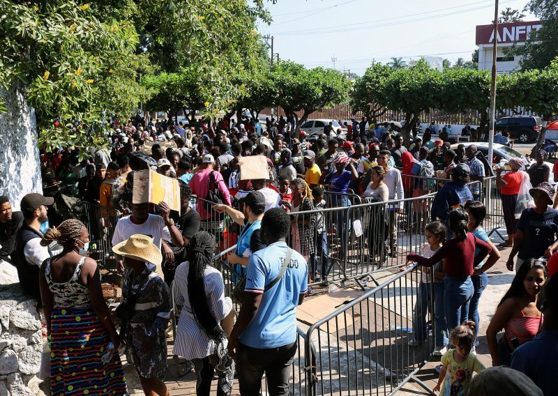 SAD vraća imigrante u Venezuelu, nastavlja graditi zid na granici s Meksikom