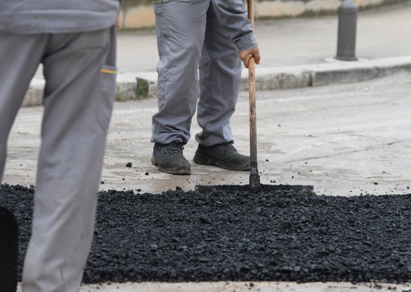 HDZ-ovcu novcem EU-a uredili put do vikendice: 'Morali su negdje potrošiti asfalt'