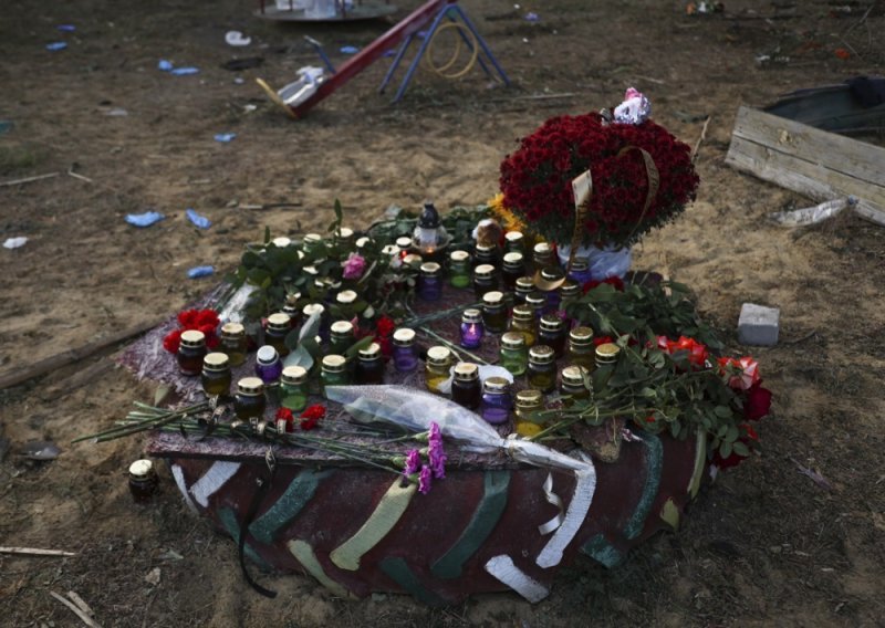 Moskovljani polažu cvijeće za žrtve u Harkivu, vlasti ga uklanjaju