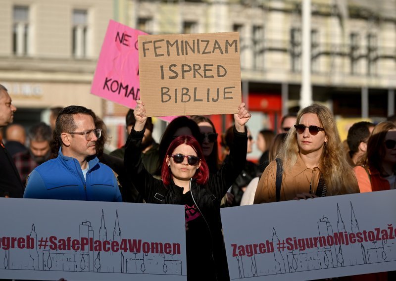 Antimolitelji glasno prosvjedovali na trgu u Zagrebu, pogledajte transparente