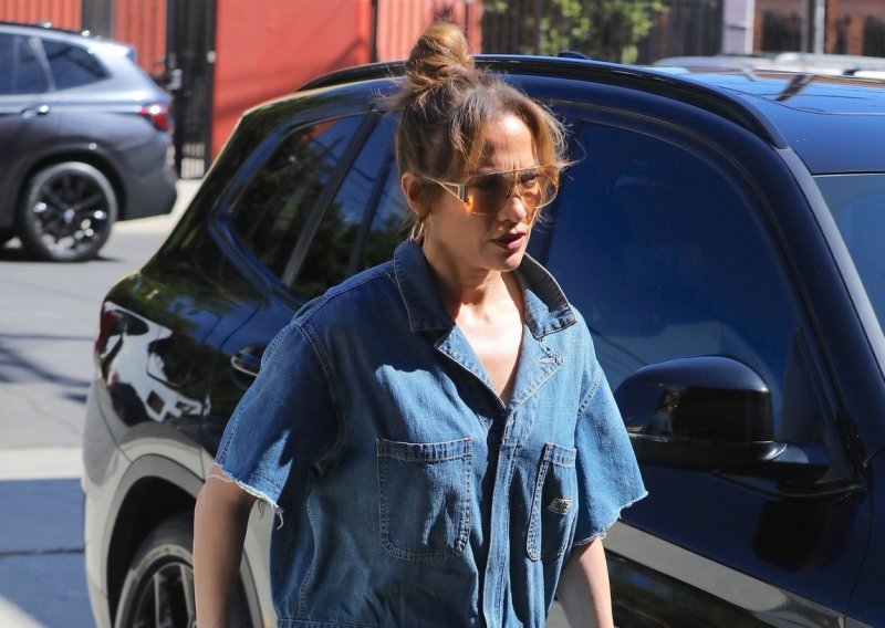 Nije joj bio dan za eleganciju: Jennifer Lopez u ovakvom izdanju još nismo vidjeli