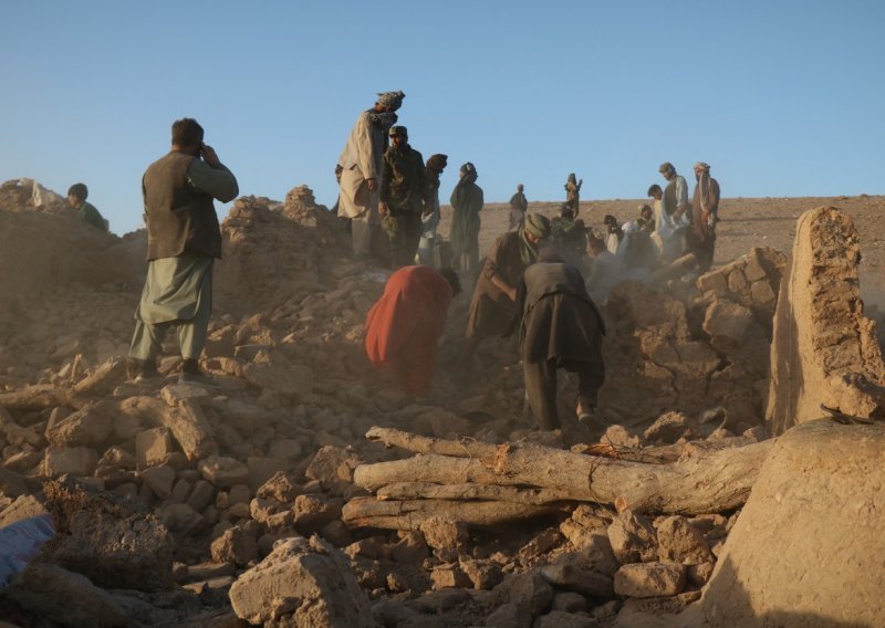 U potresu u Afganistanu oko 120 mrtvih