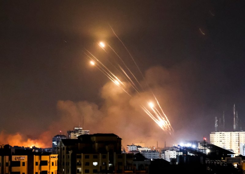 Nastavili se napadi Hamasa na Izrael; SAD šalje nosače aviona u istočni Mediteran