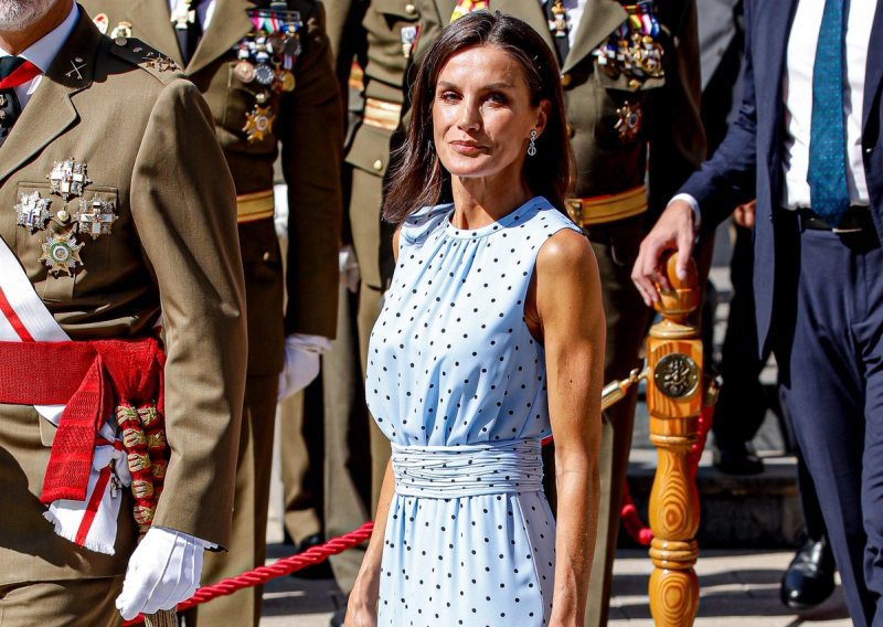 Efektna haljina koju nosi kraljica Letizia istaknula je njezin preplanuli ten
