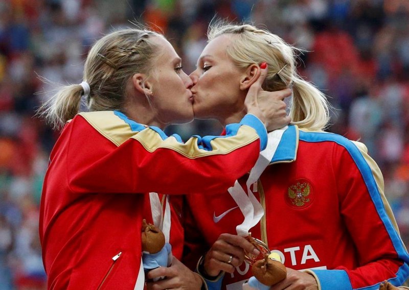 Poljubac ruskih atletičarki na postolju u znak protesta!