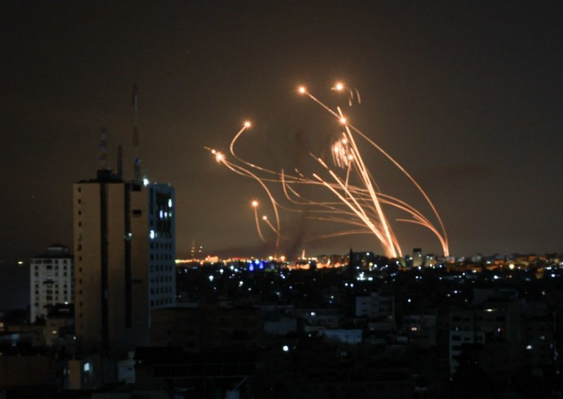 Pogledajte dramatično slijetanje aviona u Tel Aviv dok se u pozadini obaraju rakete
