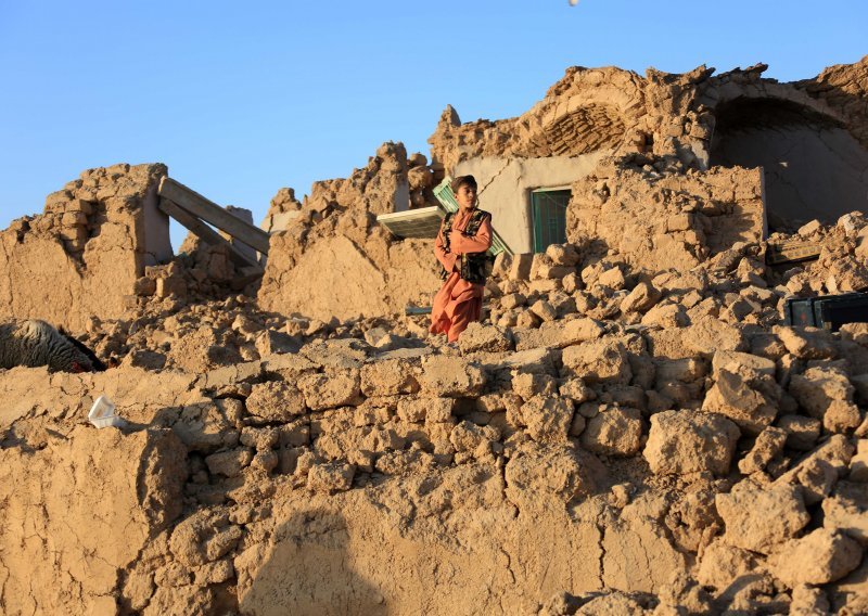 WHO: Većina stradalih u potresu su žene i djeca