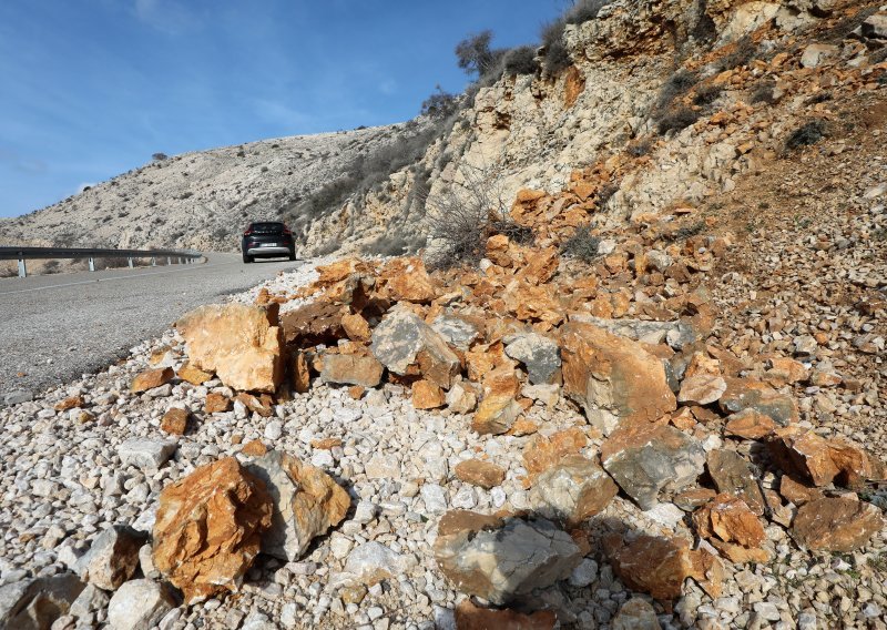 Odronila se stijena u zaleđu Omiša; cesta zatvorena za promet