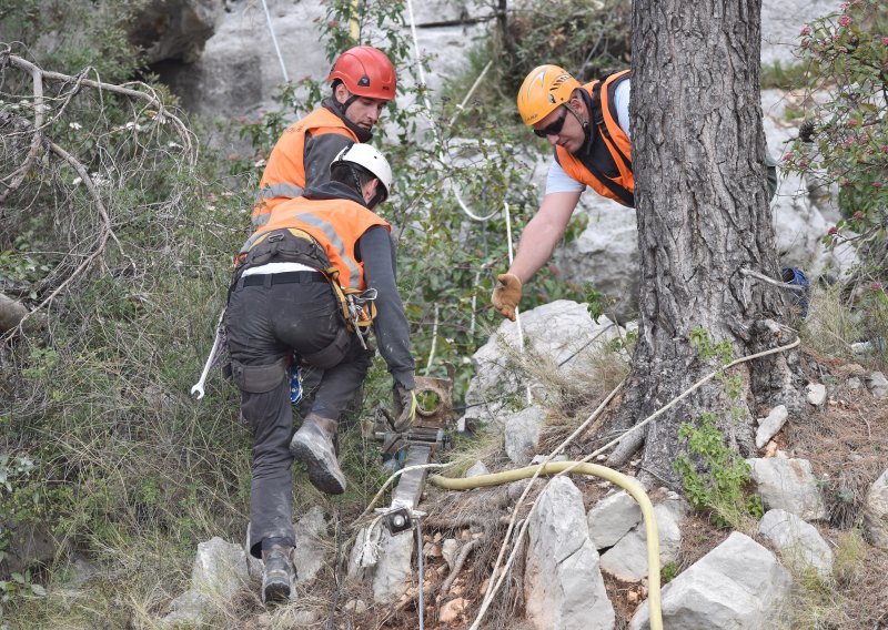 Alpinisti uklanjaju nestabilne dijelove stijena u zaleđu Omiša