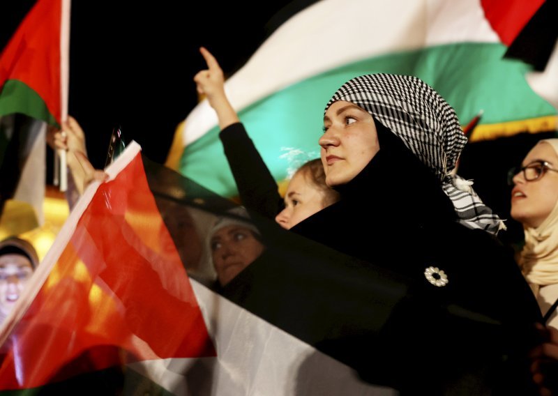 Stotine ljudi na prosvjedu podrške Palestini: 'U Gazi se provodi istrebljenje'