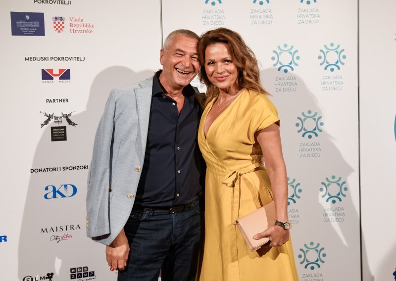 Nasmiješeni za fotografiju: Sandra Bagarić i Darko Domitrović u večernjem izlasku