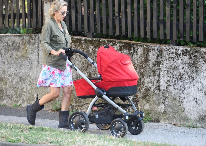 Uživa u novoj ulozi: Vanna prošetala gradskim ulicama s unučicom