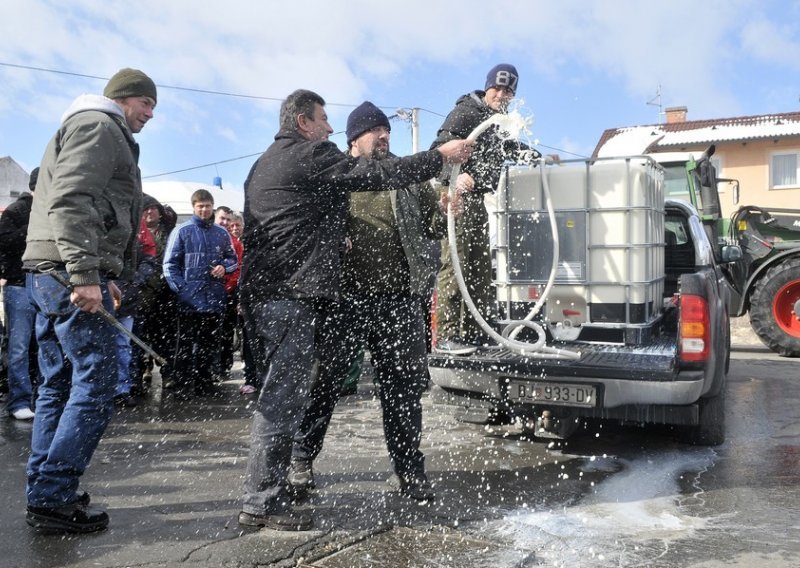 Disgruntled dairy farmers continue protests