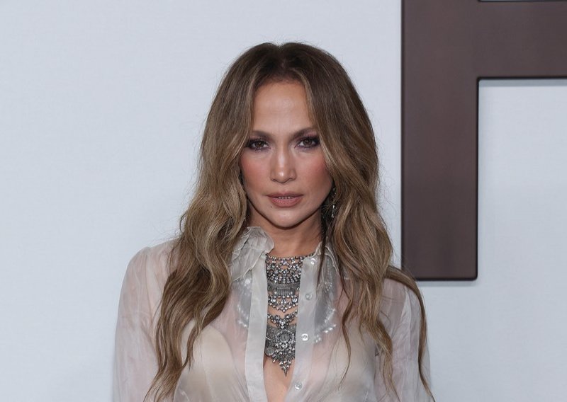 Jennifer Lopez zna kako nositi zlatnu boju, a pritom ne izgledati kičasto