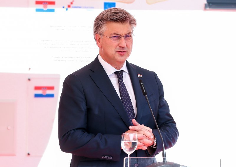 Plenković 'spustio' novinarki u Tirani, s grčkim kolegom razgovarao o Boysima