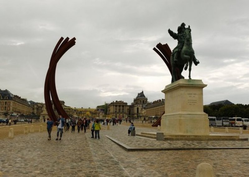 Dvorac Versailles evakuiran, nova prijetnja bombom