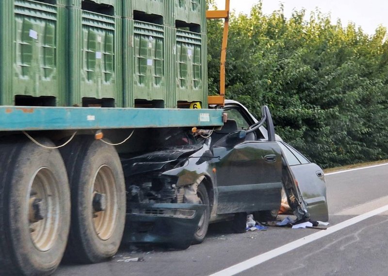 Zabio se u kamion s jabukama: Vatrogasci morali rezati lim kako bi ga izvukli