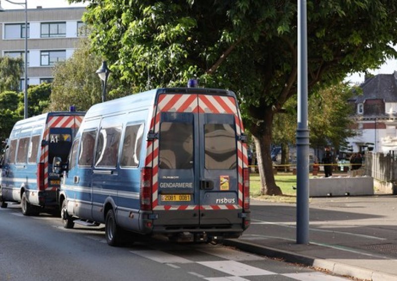 Osumnjičenik za ubojstvo nastavnika u Francuskoj pod službenom istragom