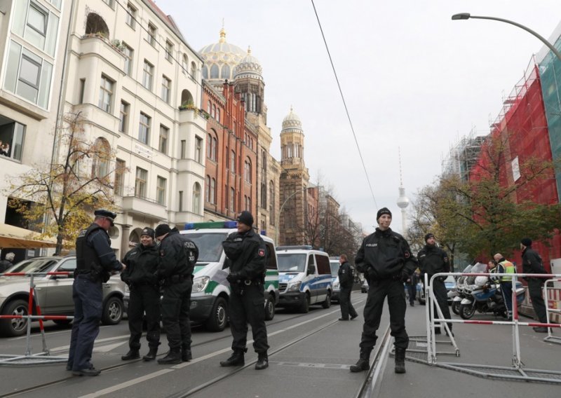 Na sinagogu u Berlinu bačeni molotovljevi kokteli