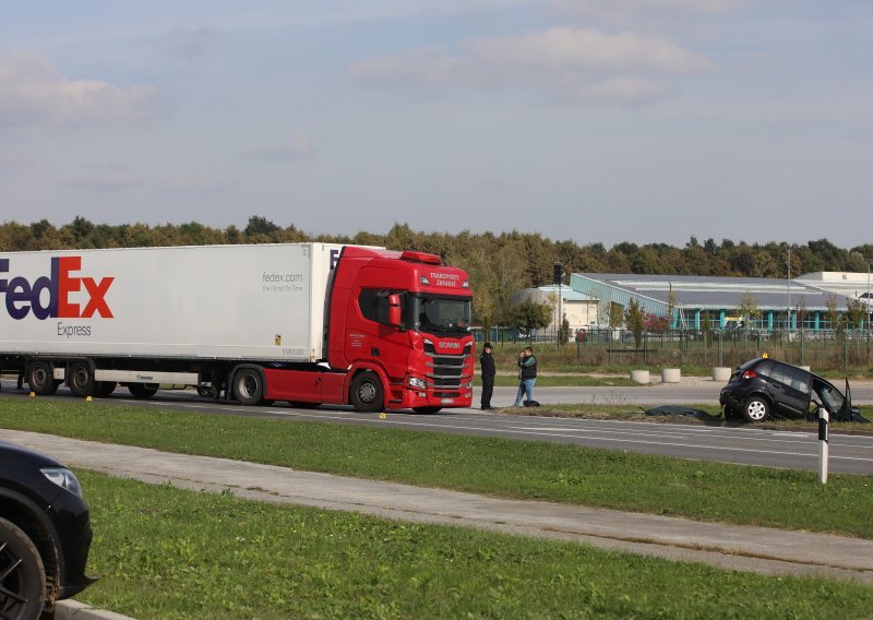 Jedna osoba poginula u sudaru automobila i kamiona