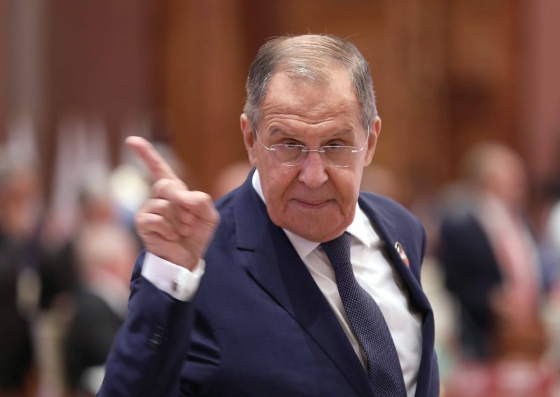 Lavrov stigao u posjet Sjevernoj Koreji, dočekale ga stotine građana unatoč jakoj kiši