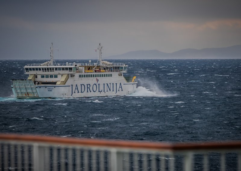 Jugo prekinulo više trajektnih i brodskih linija