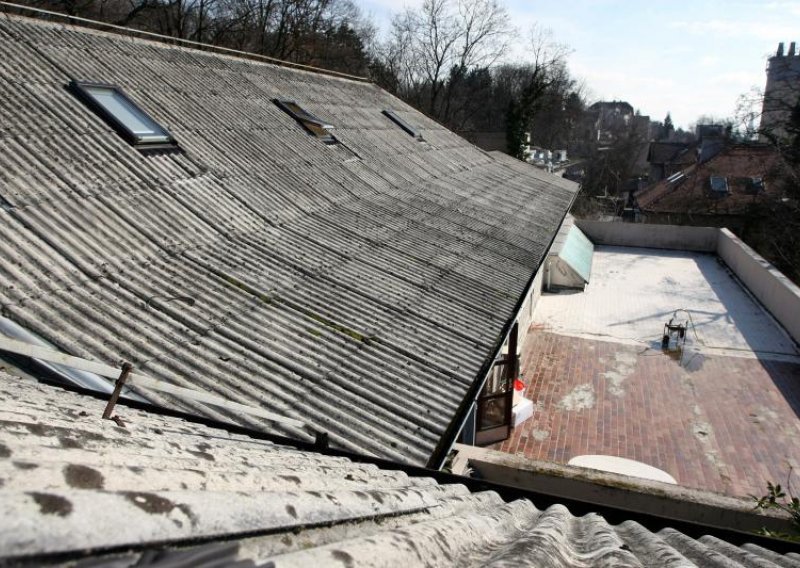 Opasni azbest uklanjaju učenicima pred nosom bez ikakve zaštite