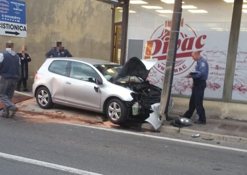 Pozlilo mu u vožnji, zabio se u stup, umalo pokupio radnicu