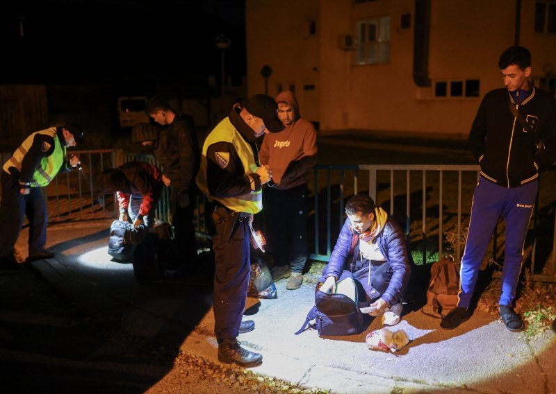 Snimke iz noćne patrole: Ovako policija BiH odvraća migrante od odlaska u Hrvatsku