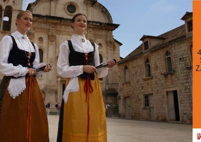 Bikiniji na Zrću, narodne nošnje u Zagrebu