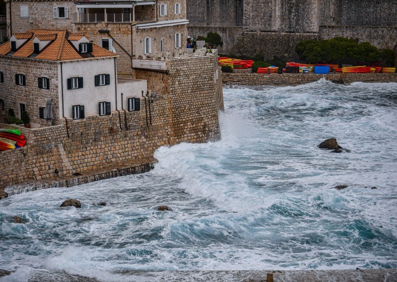 Dalmacija pliva: Vjetar ruši stabla, nema struje, pomorski promet prekinut